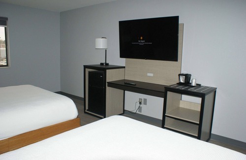 Van Buren Hotel | Peaceful Room Perfect for Relaxing Getaway | Non Smoking | Pool Access