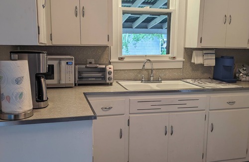 Earlington House | Peaceful Southern Charm: Well Equipped, High Ceilings, Comfy 3 bedroom Home Away
