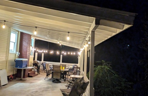 Earlington House | Peaceful Southern Charm: Well Equipped, High Ceilings, Comfy 3 bedroom Home Away