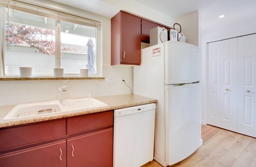 Southeast Boise House | Peaceful townhouse with pool, fast WiFi & partial mountain views - walk to shops