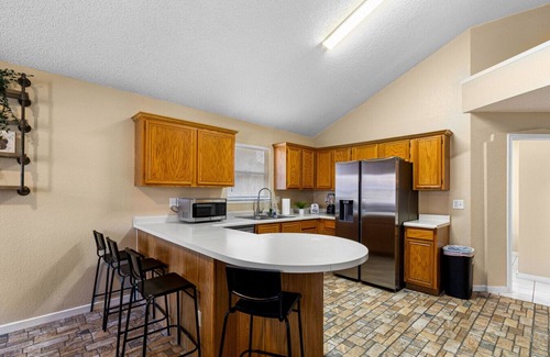 El Paso House | Peaceful West: 4BR Dusk Haven