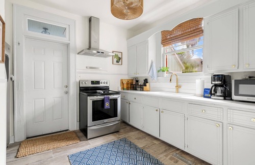 North-Central Apartment | Peachy King | Comfy 2-Bedroom Downtown