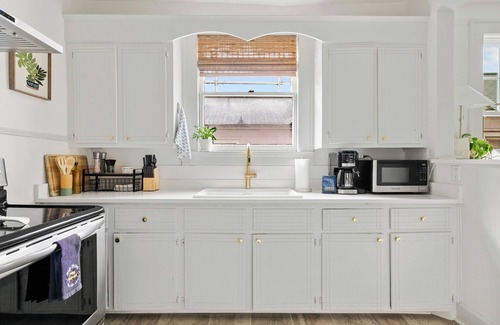 North-Central Apartment | Peachy King | Comfy 2-Bedroom Downtown