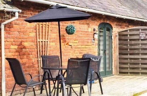 Ellesmere Cottage | PEAR TREE COTTAGE, pet friendly, with a garden in Ellesmere