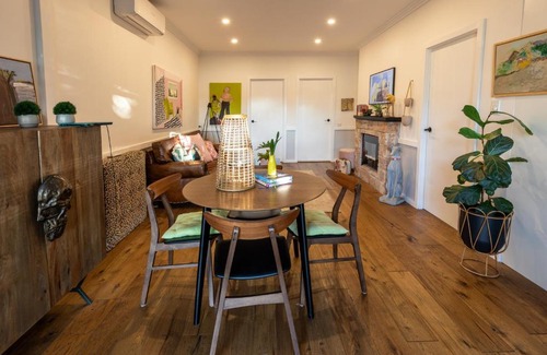 Dunbogan House | Pearl Cottage - Stunning River Front Cottage with Pool