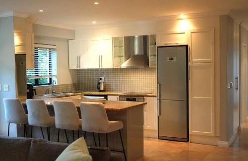 Simondium Villa | Pearl Valley family golf lodge on nature lake with mountain views