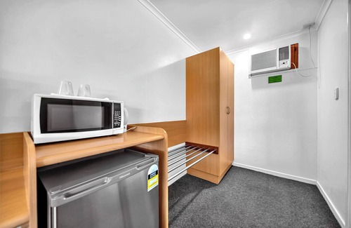 Bowen Hotel | Pearly Shell Motel