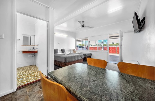 Bowen Hotel | Pearly Shell Motel
