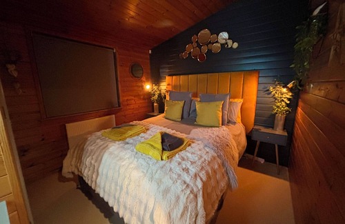 New Forest District Cabin | Pebble Lodge Boutique Retreat Shorefields Country Park Milford on Sea New Forest