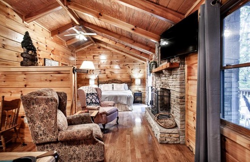Pigeon Forge House | Peekaboo with Hot Tub, Pool Table, and Jacuzzi