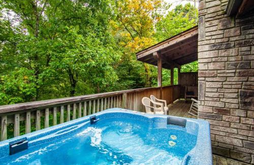 Pigeon Forge House | Peekaboo with Hot Tub, Pool Table, and Jacuzzi