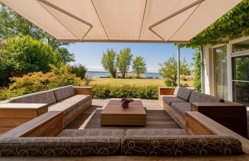 Rankwitz House | Peeneblick - Traumhaus in exklusiver Direktlage am Wasser mit eigenem Bootssteg für 8 Personen