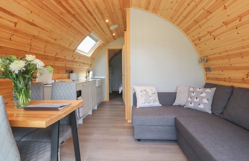 Fence Cottage | PENDLE, romantic, with a garden in Clitheroe