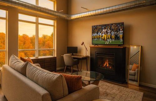 DeBaliviere Place Apartment | Penthouse Loft Forest Park View Free Parking