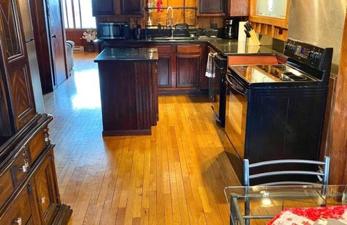 Doniphan County Cabin | Penthouse w/Boho Loft, Jacuzzi, + Balcony -3 bdrm