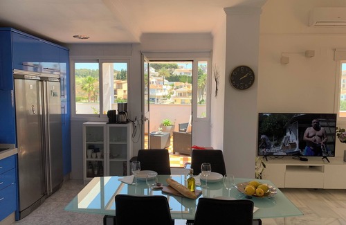 Caleta de Velez Apartment | Penthouse-Wohnung mit Blick auf das Mittelmeer und die Berge