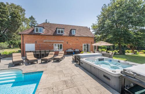 Maidstone House | Perfect Booking Luxury Home With Pool and Gym
