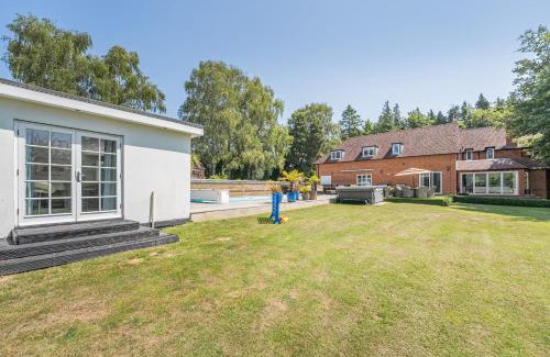 Maidstone House | Perfect Booking Luxury Home With Pool and Gym