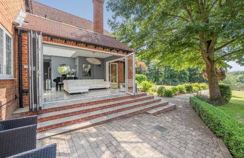 Maidstone House | Perfect Booking Luxury Home With Pool and Gym