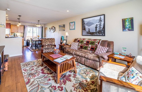 Orick Cabin | Perfect cabin near the beach & state parks with deck, gas grill, & two spaces