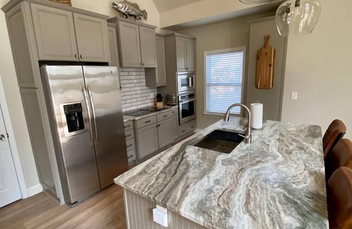 Reed Creek House | Perfect family lakeside getaway w/pickleball court. Slps 12, 2 docks, firepitn