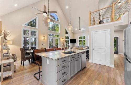 Reed Creek House | Perfect family lakeside getaway w/pickleball court. Slps 12, 2 docks, firepit