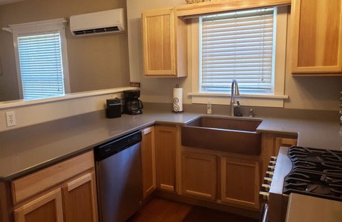 Three Oaks House | Perfect for groups! Walk to Journeyman/downtown Three Oaks