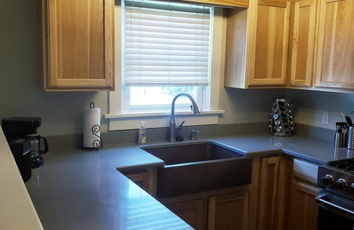 Three Oaks House | Perfect for groups! Walk to Journeyman/downtown Three Oaks