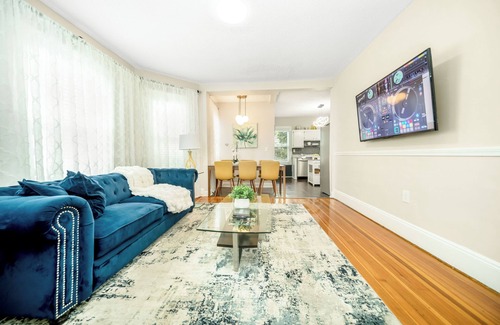 Meeting House Hill House | Perfect for large group 10 beds 4.6 mi to Downtown steps to T 5BD/2Bth