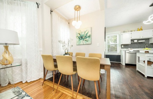 Meeting House Hill House | Perfect for large group 10 beds 4.6 mi to Downtown steps to T 5BD/2Bth