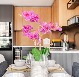 Wapping Apartment | Perfect for London Bridge & St Kathrine Docks 2 Bed with AC