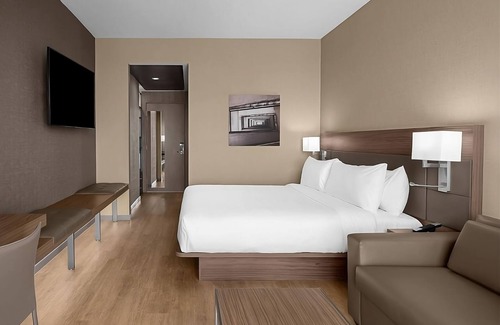 Clearwater Beach Hotel | Perfect for Your Next Getaway! Spacious Room with King Bed, Rooftop Pool