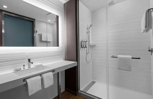 Clearwater Beach Hotel | Perfect for Your Next Getaway! Spacious Room with King Bed, Rooftop Pool