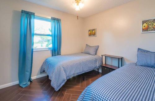 Deltona Lakes House | Perfect Gateway to Disney and Retreat Center.