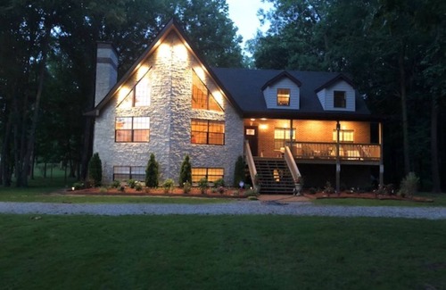 Delong House | Perfect getaway minutes away from Maxinkuckee Lake & Culver Academy!
