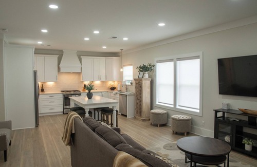 Old Town House | Perfect Getaway! Quaint Cottage 1 block to beach, Old Town, park and more!