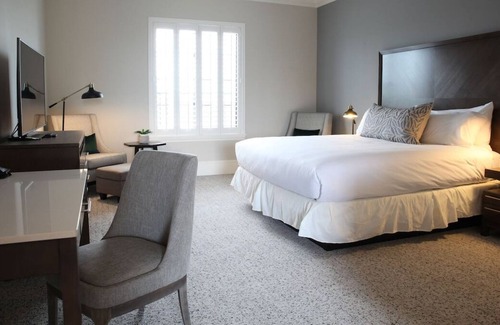 Winters House | Perfect Hideaway! Stunning Unit w/ Outdoor Fireplace and Terrace, Pet Friendly!