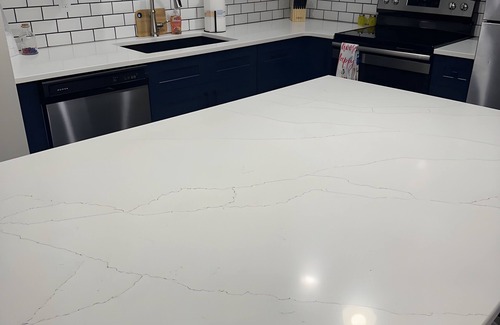 Lawrence Condo | Perfect location! Cozy 2-bdrm condo w/ample living space right off of Mass St