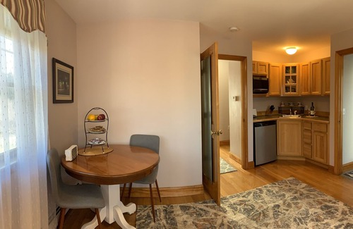 Fifth Ward Apartment | Perfect "Mini-cation", Sleeps 4, Kitchenette, Deck/GasGrill, Big Yard, Kids/Pets