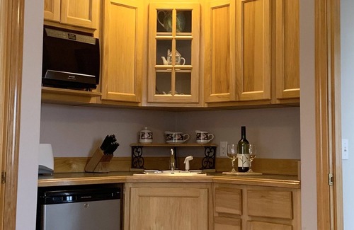 Fifth Ward Apartment | Perfect "Mini-cation", Sleeps 4, Kitchenette, Deck/GasGrill, Big Yard, Kids/Pets