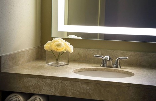 Lakeway Hotel | Perfect Place to Unwind! Outdoor Pool, Onsite Parking!