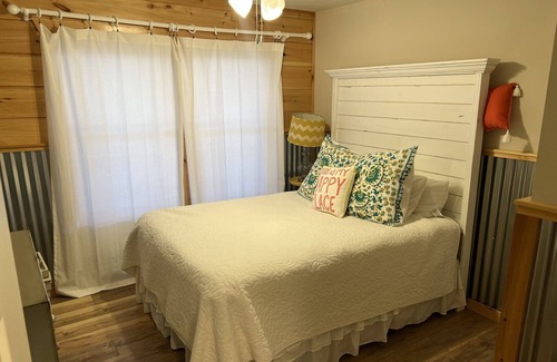 Van Buren House | Perfect riverfront Eclipse Cabin with 3 minutes and 51 seconds of totality.