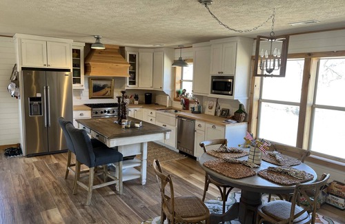 Van Buren House | Perfect riverfront Eclipse Cabin with 3 minutes and 51 seconds of totality.