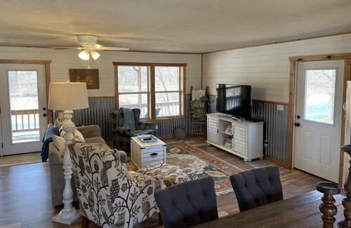 Van Buren House | Perfect riverfront Eclipse Cabin with 3 minutes and 51 seconds of totality.