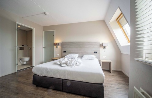 Westkapelle Hotel | Perfect Seaside Retreat: Outdoor Pool, Free Parking, Beach Access & Dining