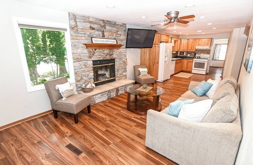 Montello House | Perfect Waterfront Getaway between the Lakes