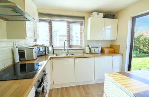 Purleigh House | Pet Friendly Home in Chelmsford-Hot Tub-Sleeps 6