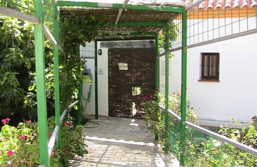 Barrio Nuevo House | Pet-Friendly Apartment “Finca la Tacita Petunia” with Pool & Wi-Fi