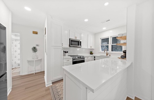 Tarpon Pond House | Pet Friendly 3BR Tarpon Pond Cottage! Close to Beach/Pools