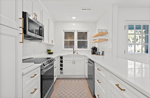 Tarpon Pond House | Pet Friendly 3BR Tarpon Pond Cottage! Close to Beach/Pools